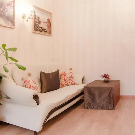 на дерибасовской,рядом с оперным театром