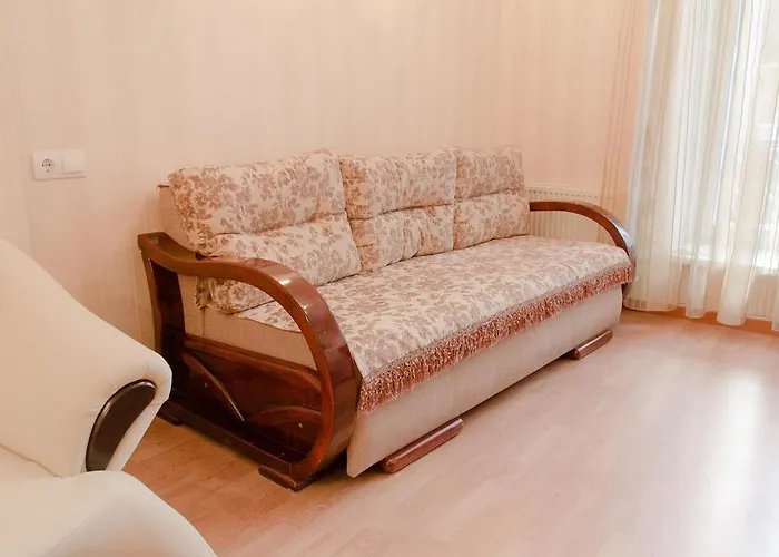 на дерибасовской,рядом с оперным театром *