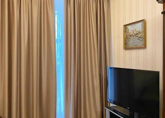 на дерибасовской,рядом с оперным театром