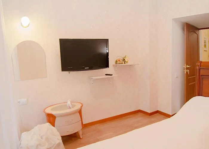 на дерибасовской,рядом с оперным театром *