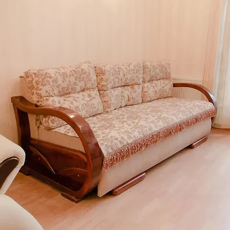 на дерибасовской,рядом с оперным театром *