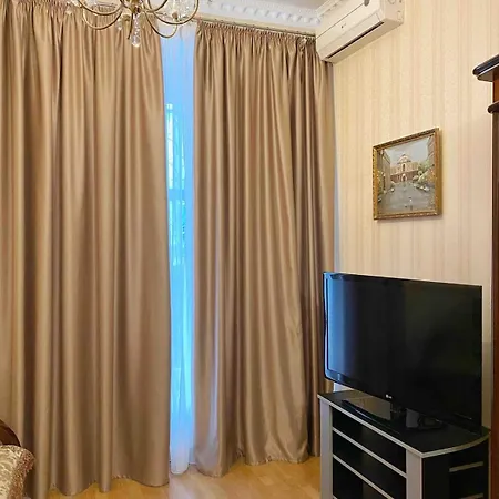 на дерибасовской,рядом с оперным театром