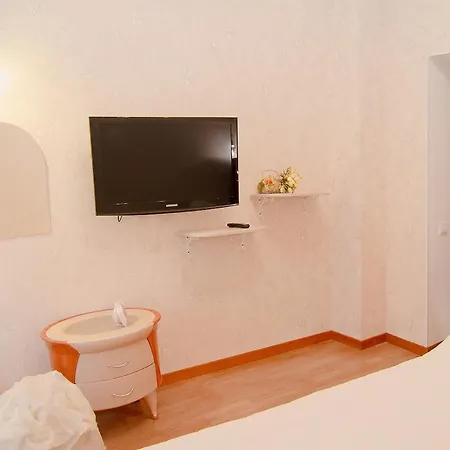 на дерибасовской,рядом с оперным театром *